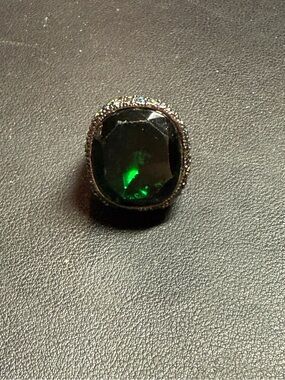 90s KJL Kenneth Jay Lane Gunmetal Emerald Green Crystal Cocktail Ring Size 7